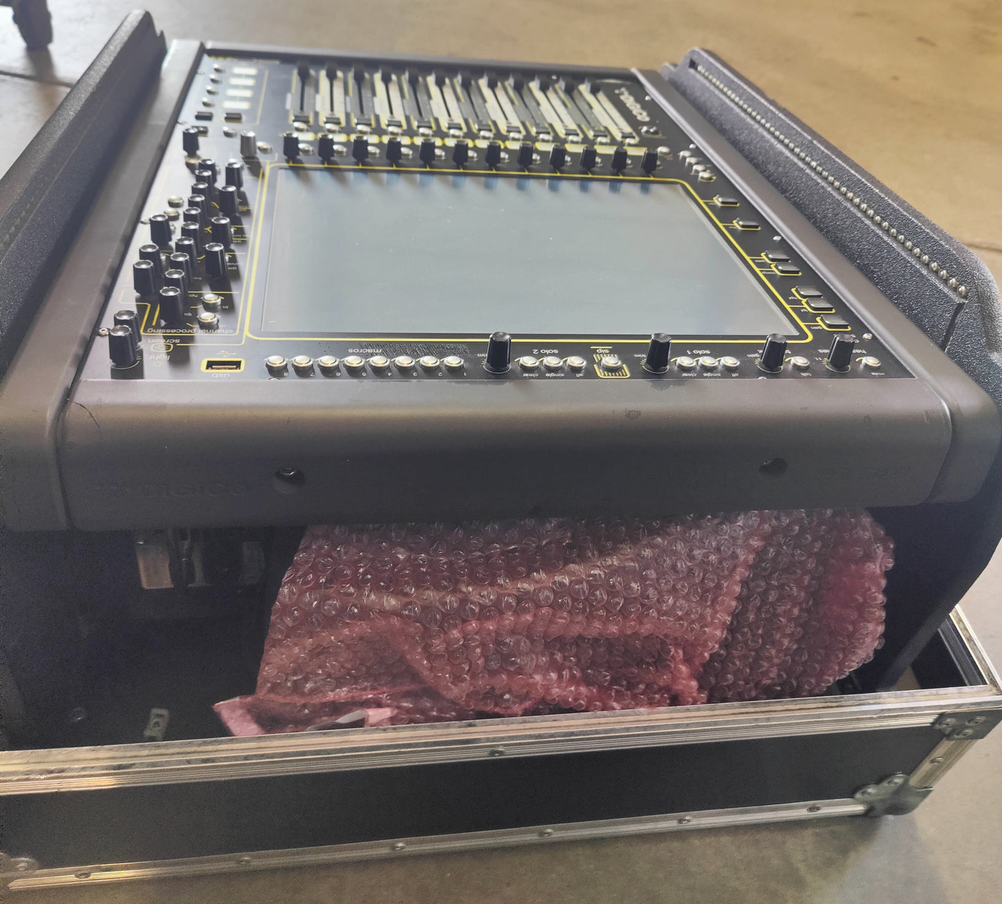 DiGiCo SD11 Digital Mixer, DiGiCo SD11 Compact Digital Mixer, DiGiCo SD11, Keywords about the photo AND
We Sell Professional Audio Equipment. Audio Systems, Amplifiers, Consoles, Mixers, Electronics, Entertainment, Live Sound