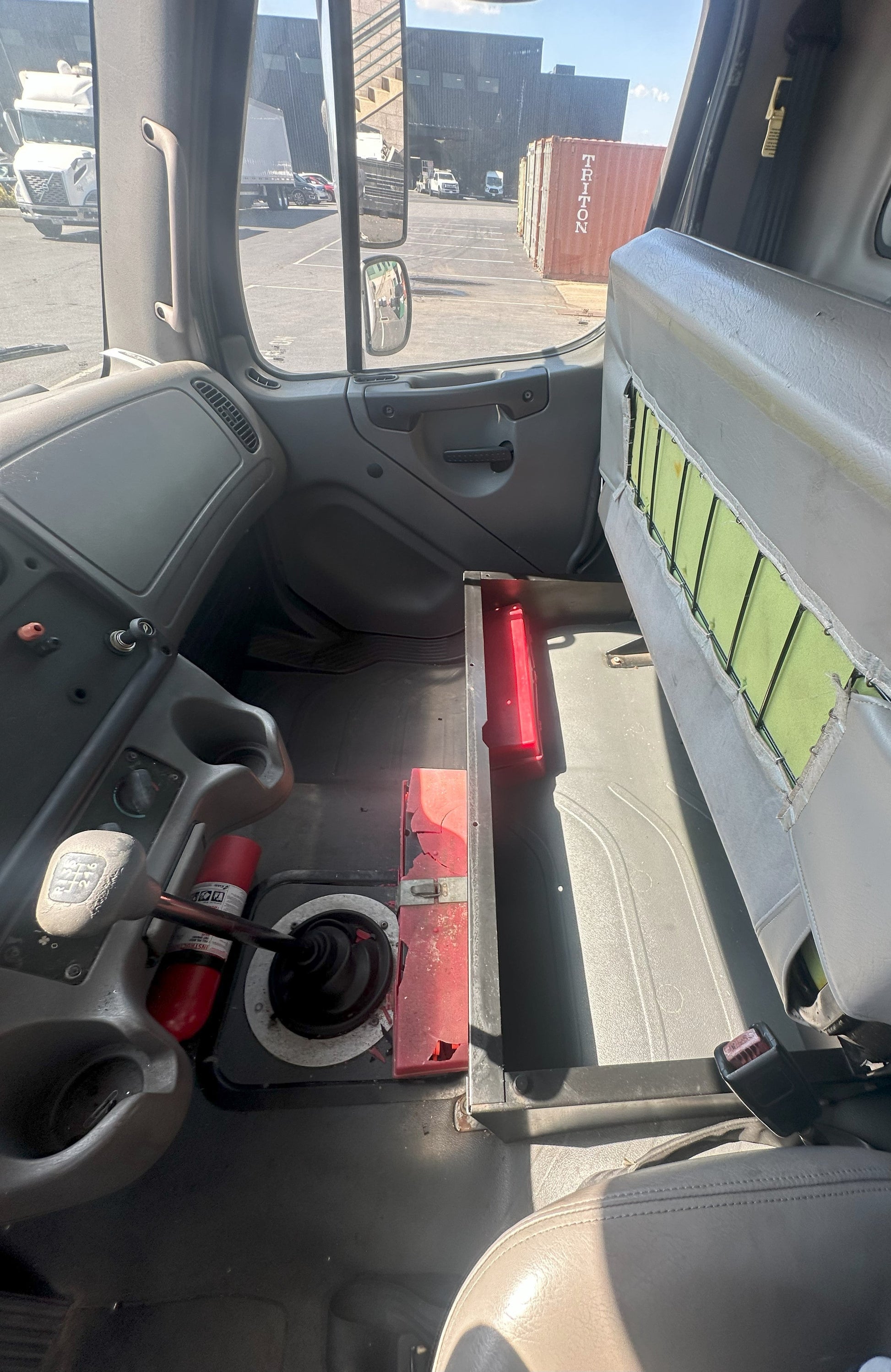 2005 Freightliner Business Class M2 106, 24" Box Truck, 2005 Freightliner Box Truck, Used Freightliner Medium-Duty Box Truck, 2005 Freightliner with Liftgate, We Sell Professional Audio Equipment. Audio Systems, Amplifiers, Consoles, Mixers, Electronics, Entertainment, Live Sound