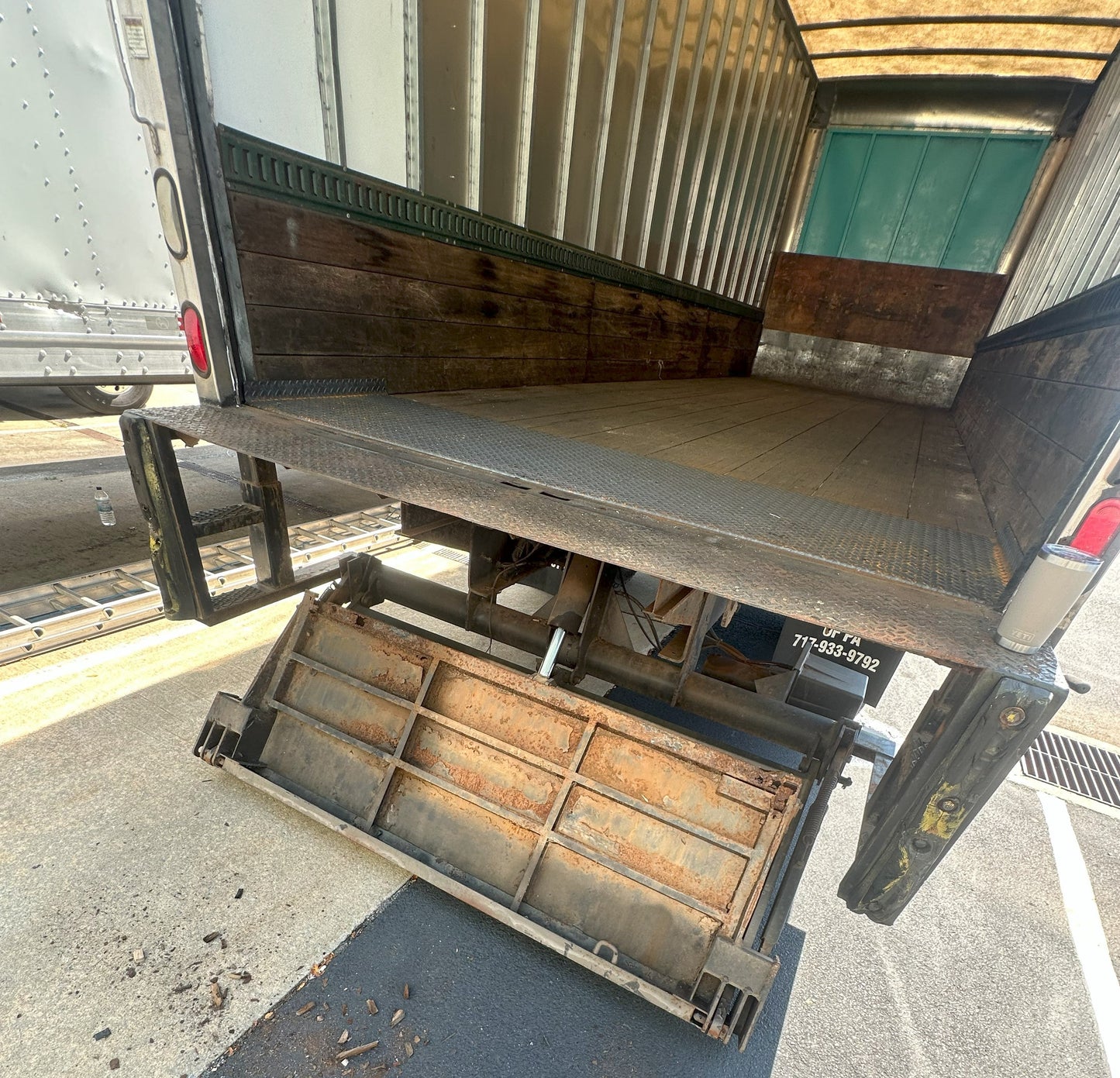 2005 Freightliner Business Class M2 106, 24" Box Truck, 2005 Freightliner Box Truck, Used Freightliner Medium-Duty Box Truck, 2005 Freightliner with Liftgate, We Sell Professional Audio Equipment. Audio Systems, Amplifiers, Consoles, Mixers, Electronics, Entertainment, Live Sound