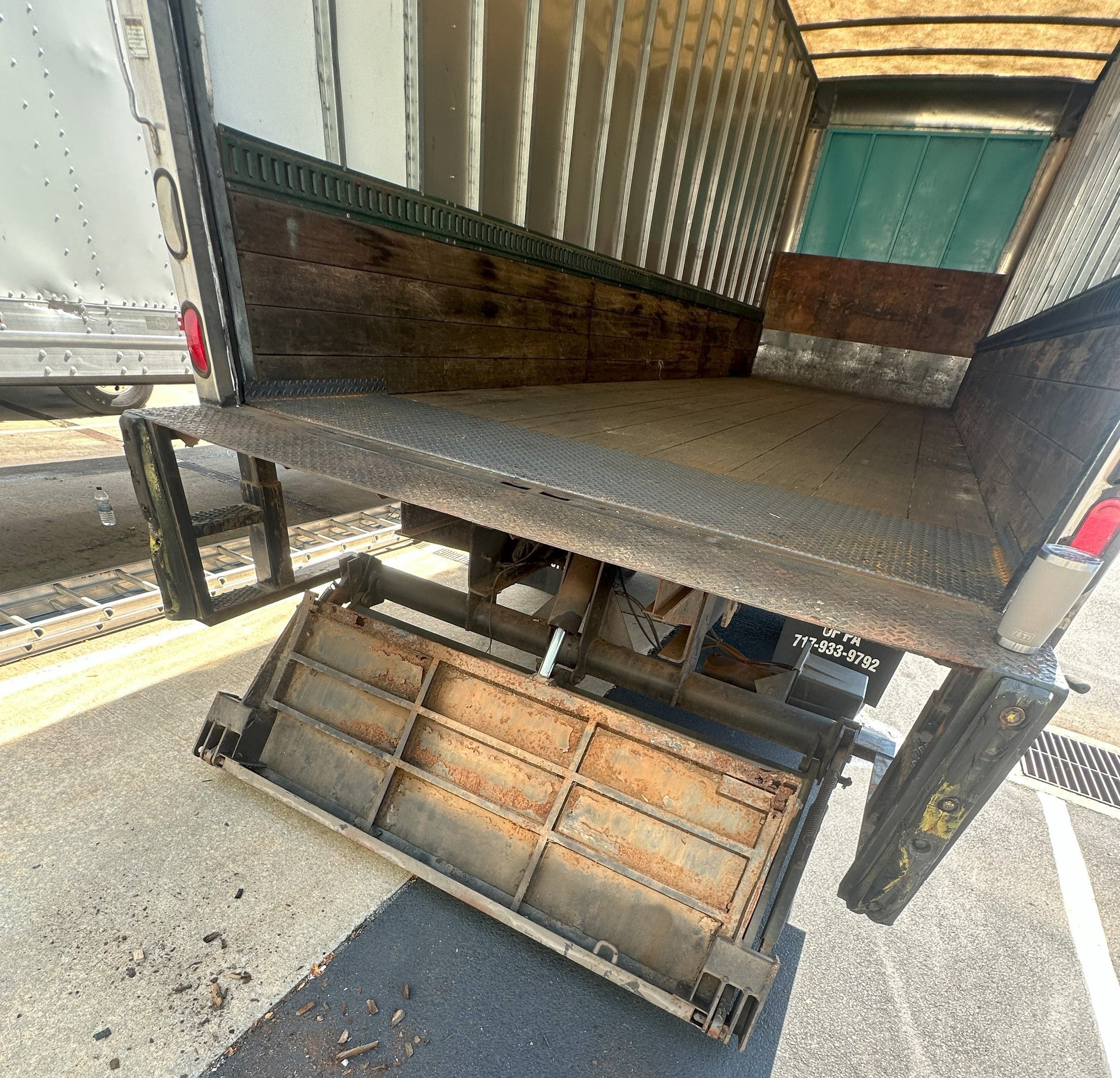 2005 Freightliner Business Class M2 106, 24" Box Truck, 2005 Freightliner Box Truck, Used Freightliner Medium-Duty Box Truck, 2005 Freightliner with Liftgate, We Sell Professional Audio Equipment. Audio Systems, Amplifiers, Consoles, Mixers, Electronics, Entertainment, Live Sound