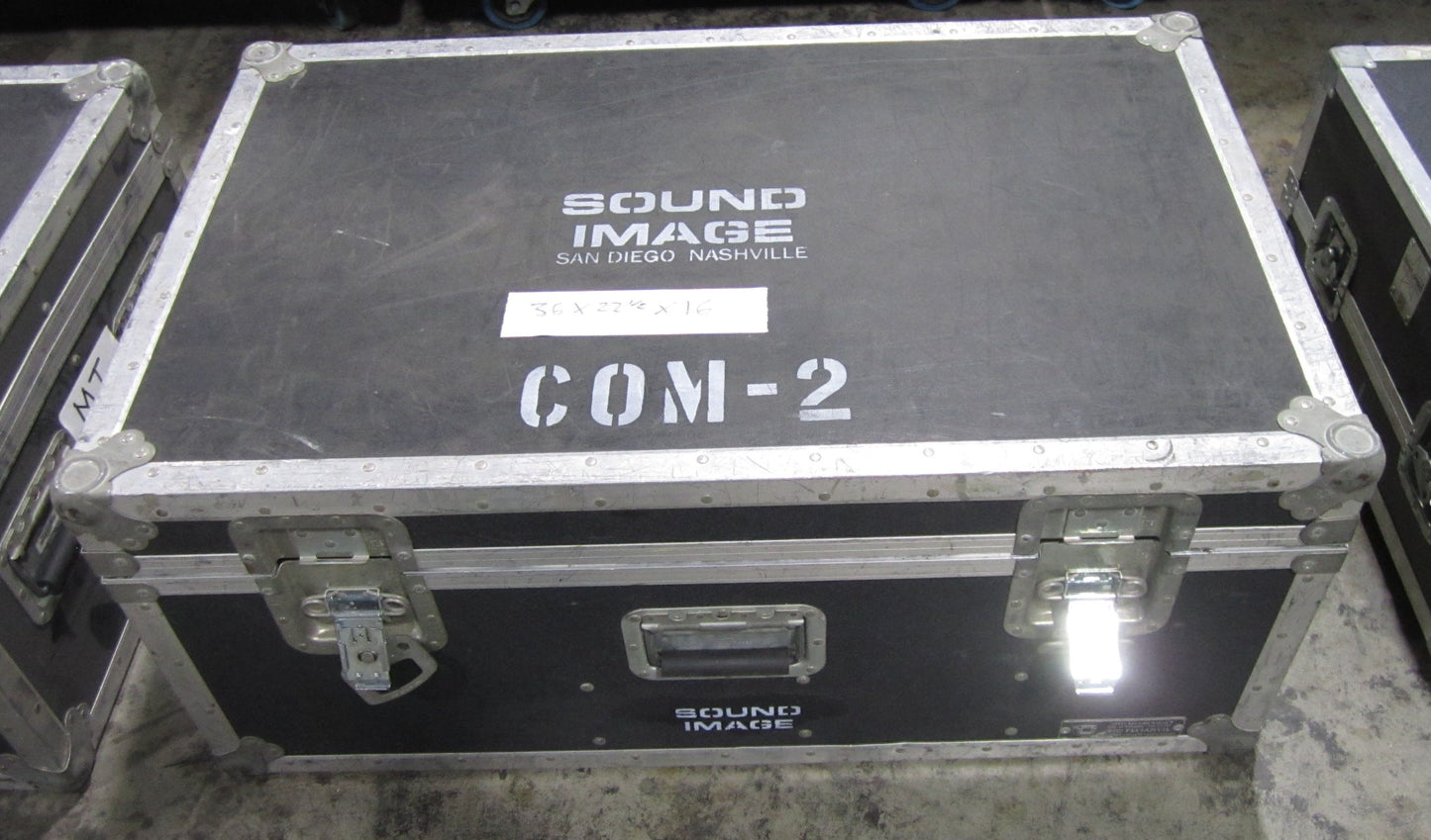 Road Case Trunk with Removable Divider, Flight Case, 36” x 22 1/2” x 16”