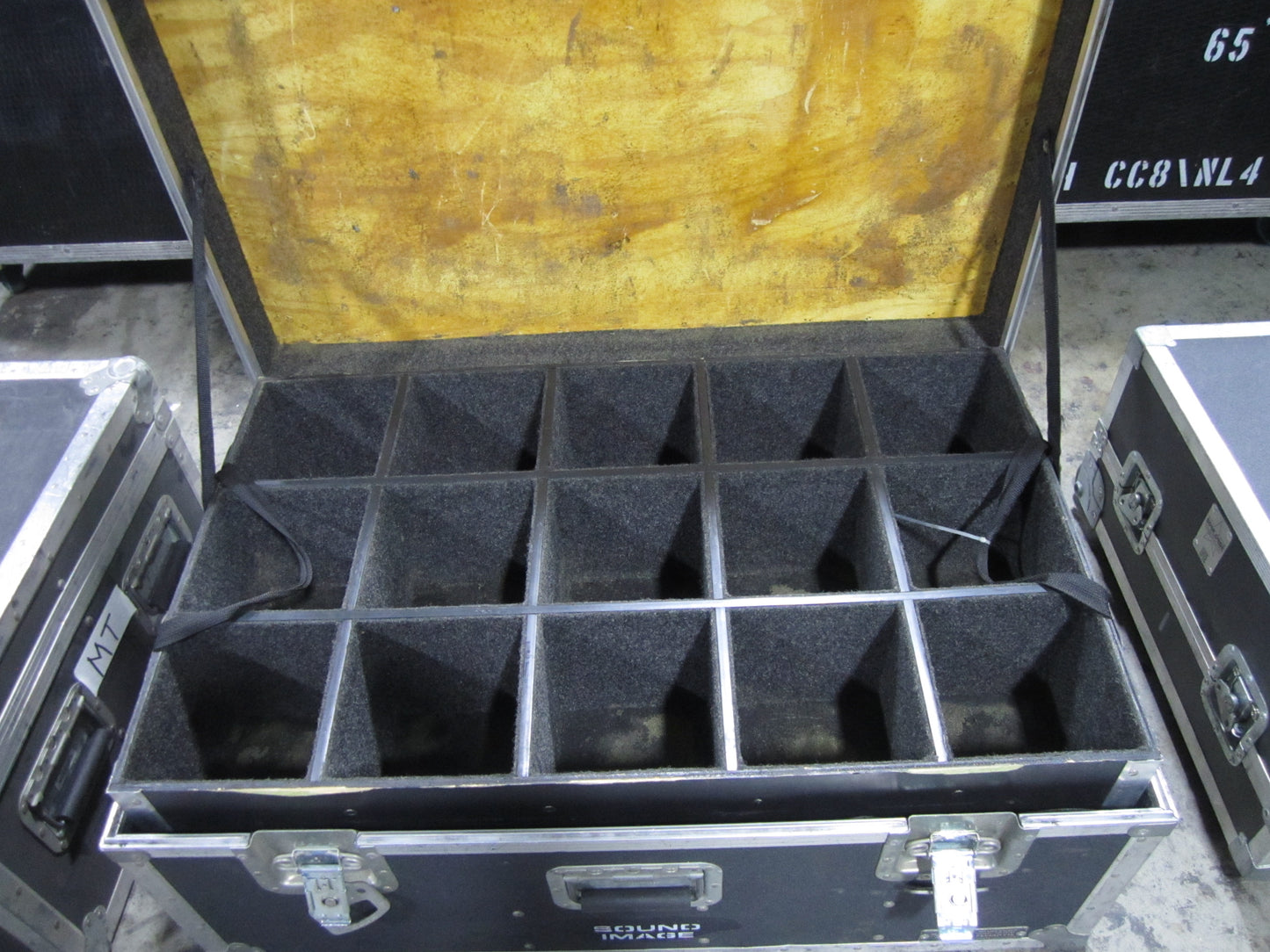 Road Case Trunk with Removable Divider, Flight Case, 36” x 22 1/2” x 16”