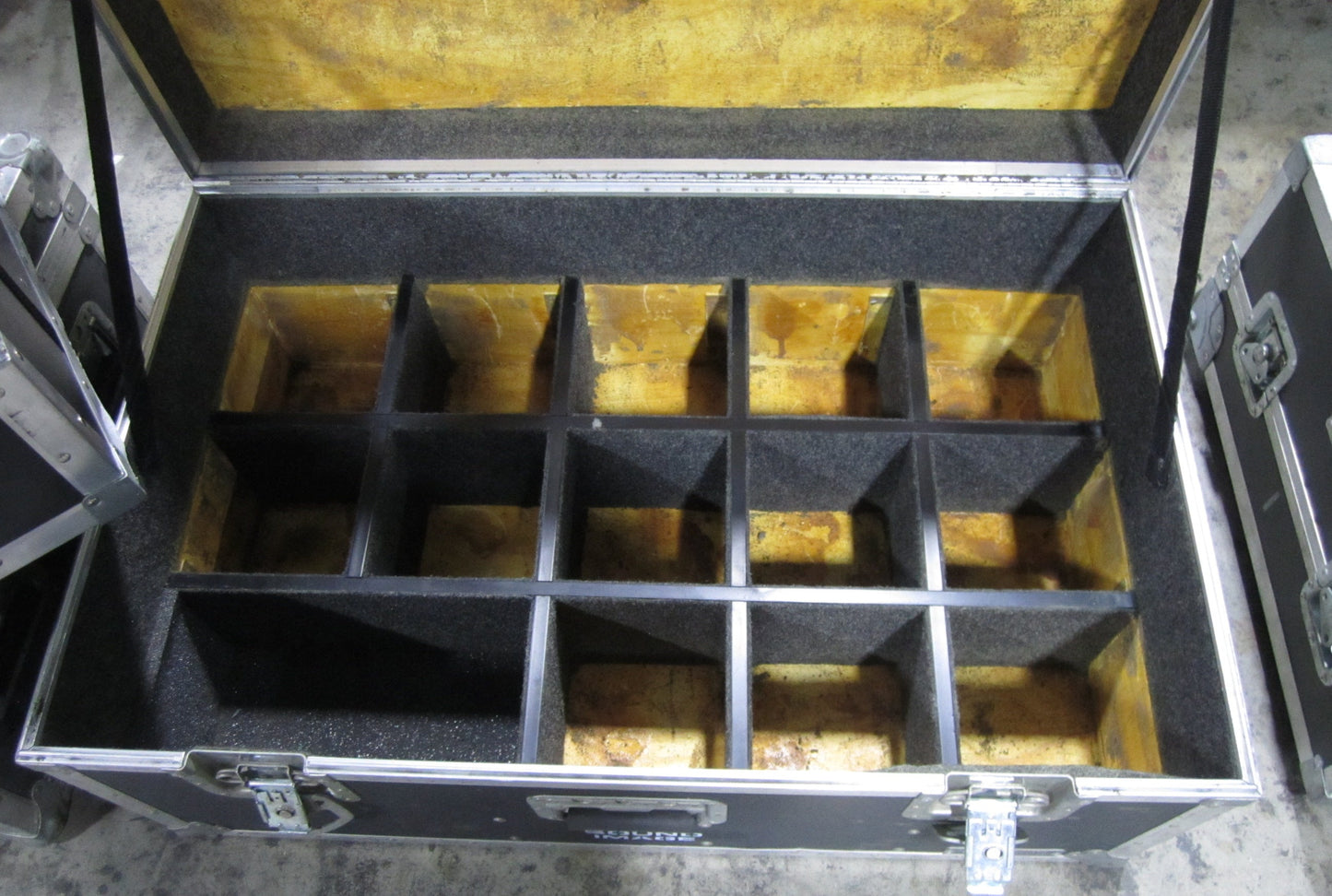 Road Case Trunk with Removable Divider, Flight Case, 36” x 22 1/2” x 16”