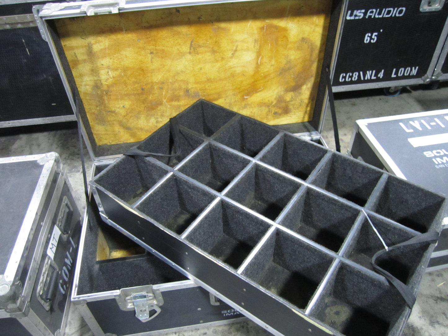 Road Case Trunk with Removable Divider, Flight Case, 36” x 22 1/2” x 16”