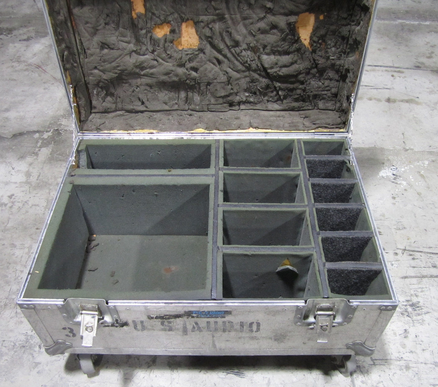 Road Case Trunk, Flight Case with Wheels, 33” x 23 1/2” x 20”