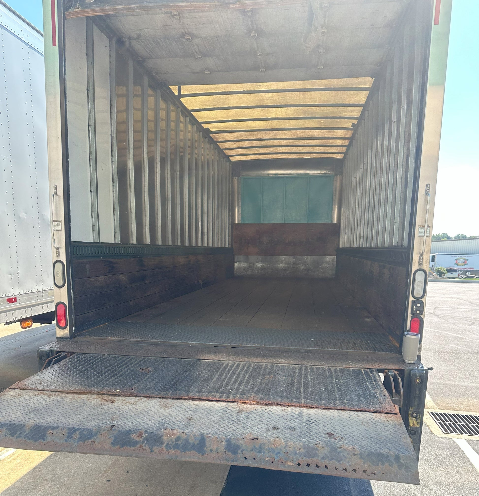 2005 Freightliner Business Class M2 106, 24" Box Truck, 2005 Freightliner Box Truck, Used Freightliner Medium-Duty Box Truck, 2005 Freightliner with Liftgate, We Sell Professional Audio Equipment. Audio Systems, Amplifiers, Consoles, Mixers, Electronics, Entertainment, Live Sound