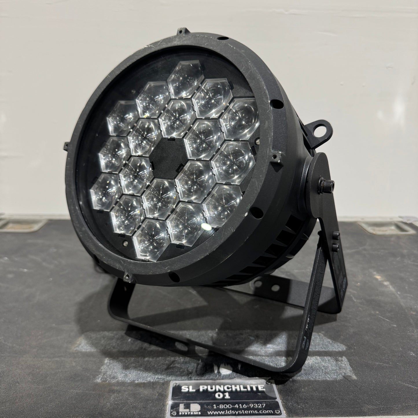 Vari-Lite Showline SL Punchlite 220 Static Wash Light, Vari-Lite Punchlite 220, Vari-Lite Showline SL Punchlite 220, Vari-Lite Wash Light, Punchlite 220 Wash Light. We Sell Professional Lighting Equipment. Lighting Systems, Fixtures, Consoles, Dimmers, Control Systems, Electronics, Entertainment, Live Lighting.